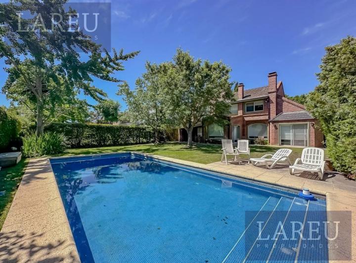 Casa · 237m² · 7 Ambientes · 4 Cocheras