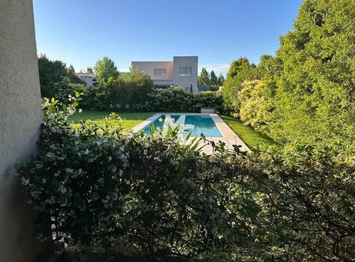 Casa · 210m² · 6 Ambientes · 2 Cocheras