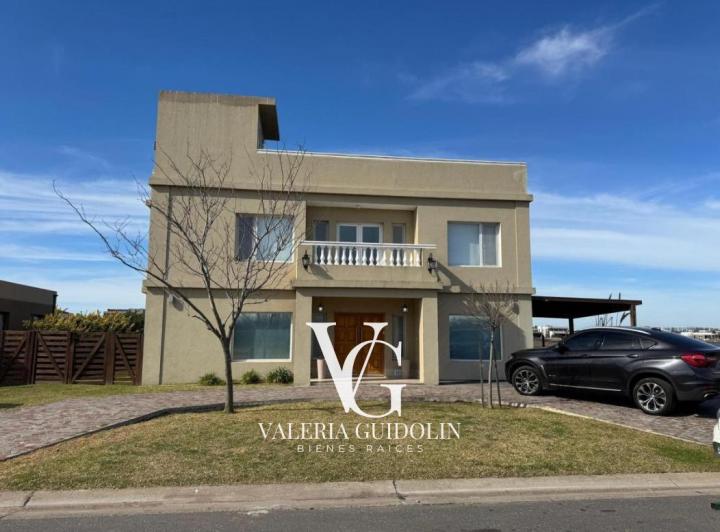 Casa · 262m² · 5 Ambientes · 2 Cocheras