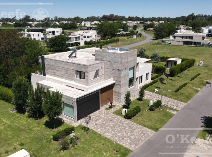 Casa · 653m² · 7 Ambientes · 2 Cocheras