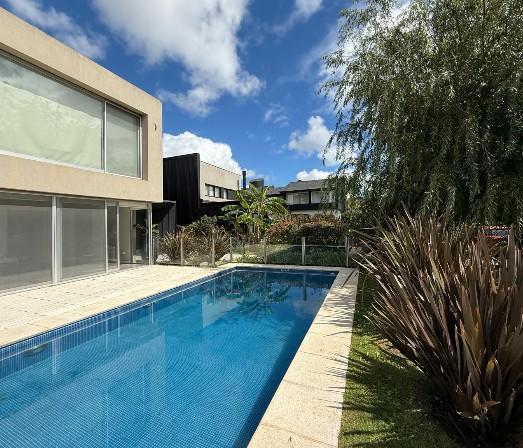 Casa · 249m² · 4 Ambientes · 2 Cocheras