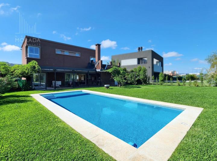 Casa · 198m² · 6 Ambientes · 4 Cocheras