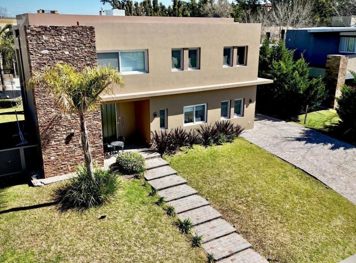 Casa · 832m² · 6 Ambientes · 2 Cocheras
