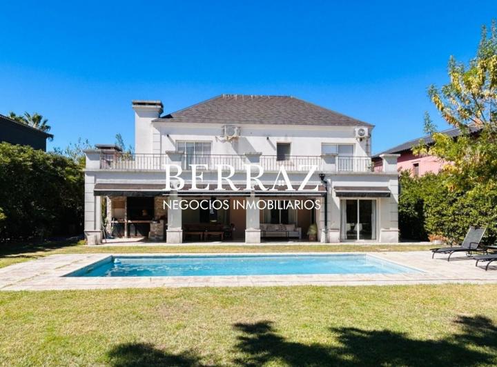 Casa · 240m² · 5 Ambientes · 2 Cocheras