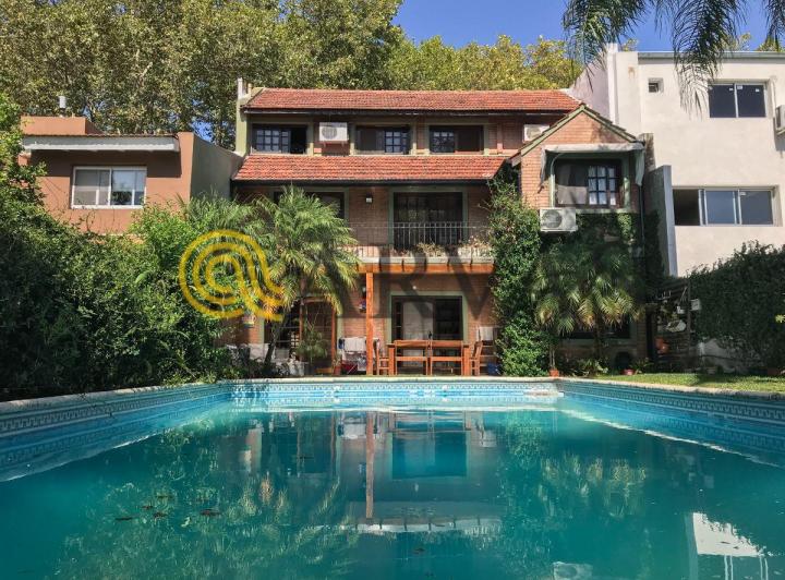 Casa · 240m² · 6 Ambientes · 2 Cocheras