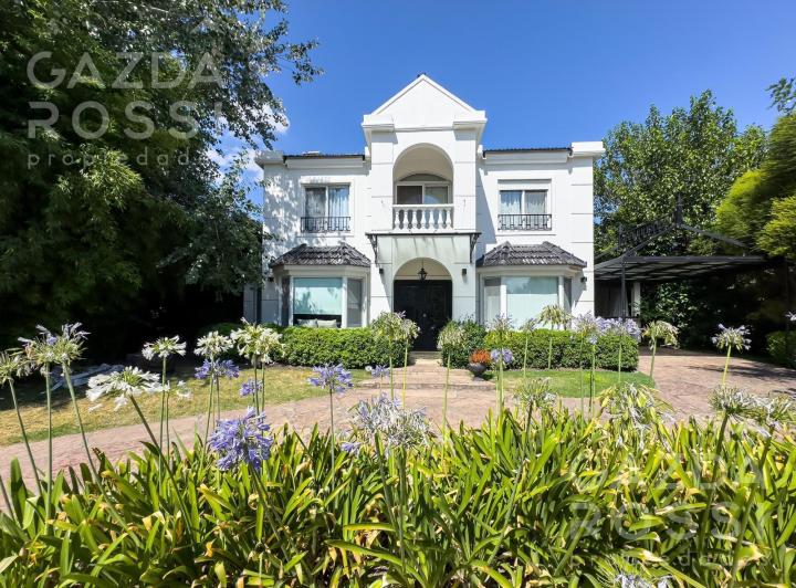 Casa · 220m² · 5 Ambientes · 4 Cocheras