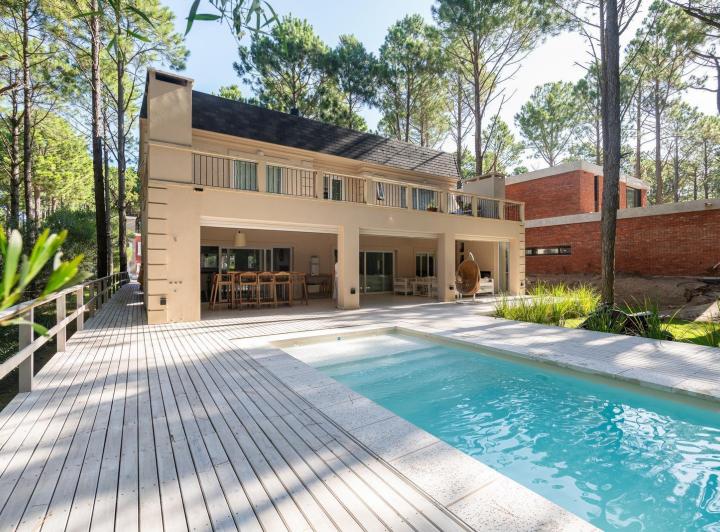Casa · 1117m² · 6 Ambientes · 1 Cochera