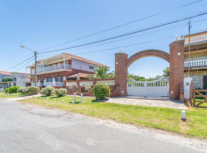 Casa · 282m² · 9 Ambientes · 1 Cochera