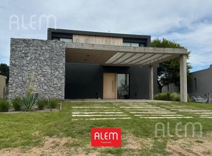 Casa · 220m² · 5 Ambientes · 2 Cocheras