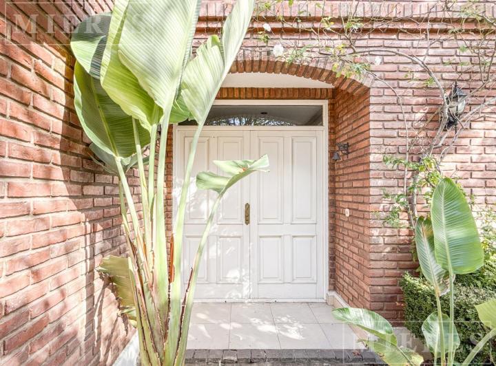 Casa · 208m² · 6 Ambientes · 5 Cocheras