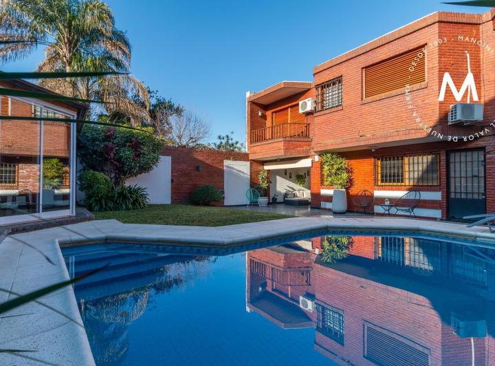 Casa · 350m² · 6 Ambientes · 3 Cocheras