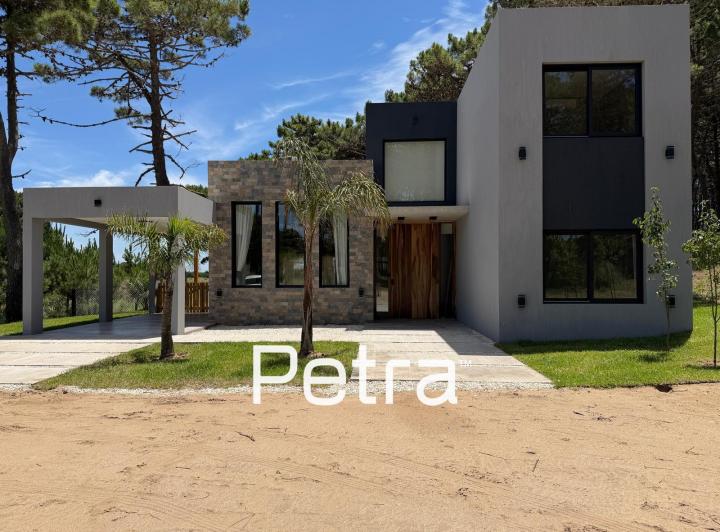 Casa · 235m² · 5 Ambientes · 2 Cocheras