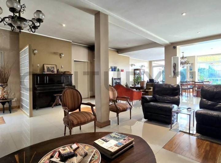 Casa · 340m² · 6 Ambientes · 4 Cocheras