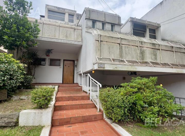 Casa · 325m² · 5 Ambientes · 2 Cocheras