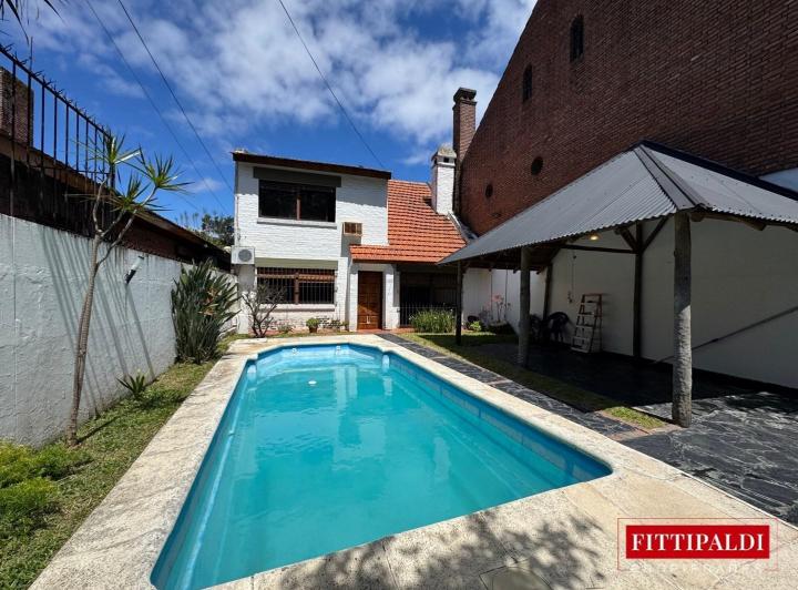 Casa · 178m² · 7 Ambientes · 1 Cochera