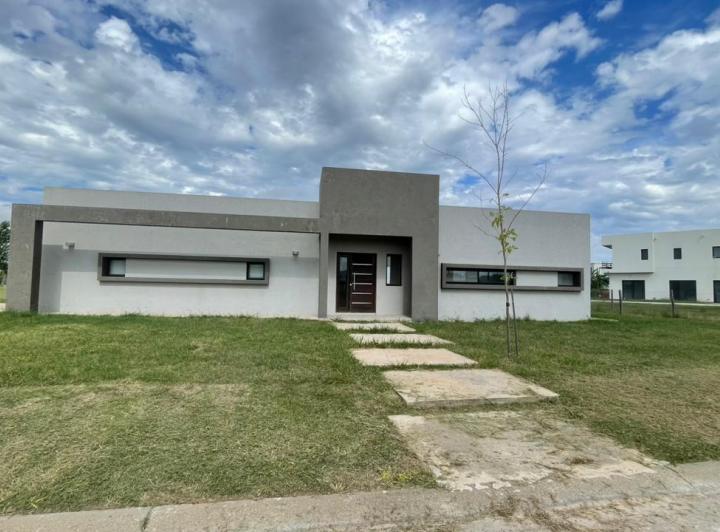 Casa · 950m² · 2 Dormitorios · 4 Cocheras