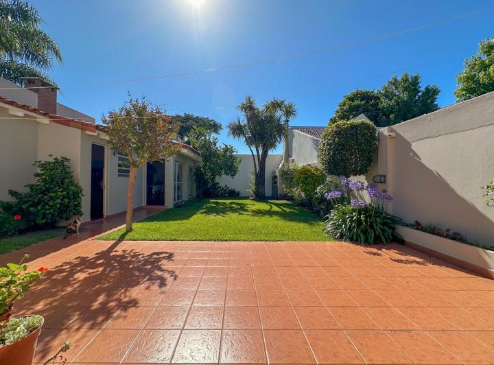 Casa · 220m² · 5 Ambientes · 2 Cocheras