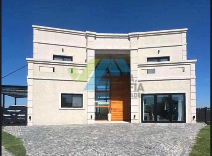 Casa · 245m² · 6 Ambientes · 1 Cochera