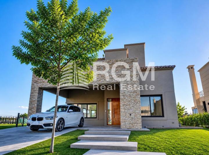 Casa · 258m² · 5 Ambientes · 2 Cocheras
