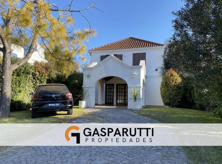 Casa · 230m² · 4 Ambientes · 2 Cocheras