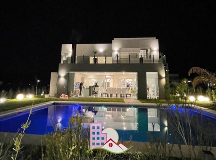 Casa · 190m² · 5 Ambientes · 2 Cocheras