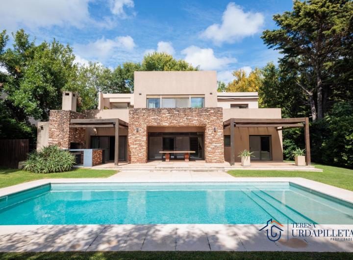 Casa · 331m² · 5 Dormitorios · 2 Cocheras