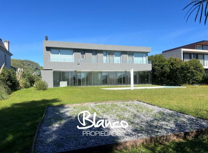 Casa · 500m² · 8 Ambientes · 2 Cocheras