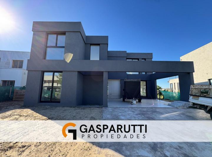 Casa · 220m² · 4 Ambientes · 3 Cocheras
