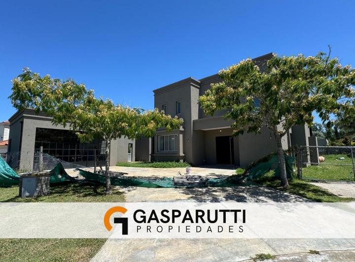 Casa · 267m² · 5 Ambientes · 6 Cocheras