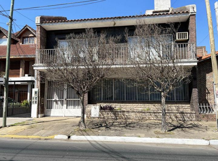 Casa · 235m² · 6 Ambientes · 2 Cocheras