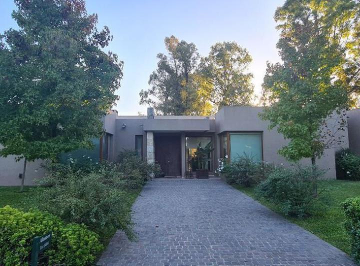 Casa · 400m² · 5 Ambientes · 1 Cochera