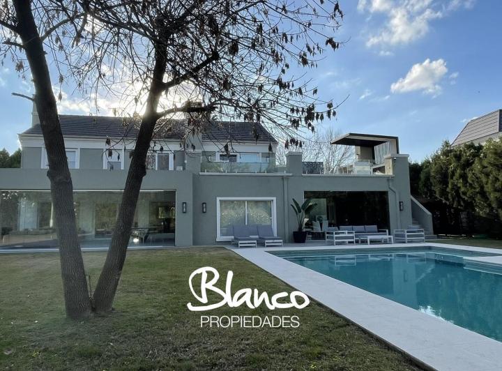 Casa · 460m² · 6 Ambientes · 2 Cocheras