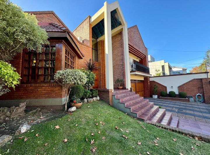 Casa · 353m² · 5 Ambientes · 5 Cocheras