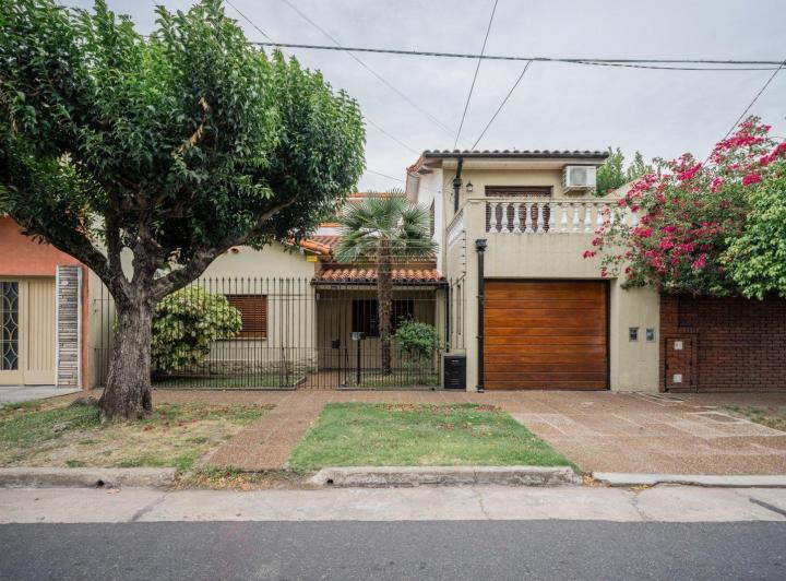 Casa · 155m² · 5 Ambientes · 3 Cocheras