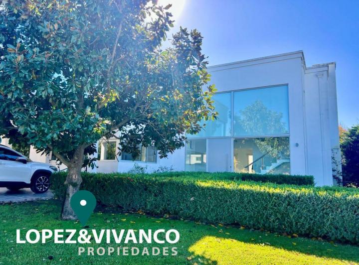 Casa · 300m² · 6 Ambientes · 2 Cocheras