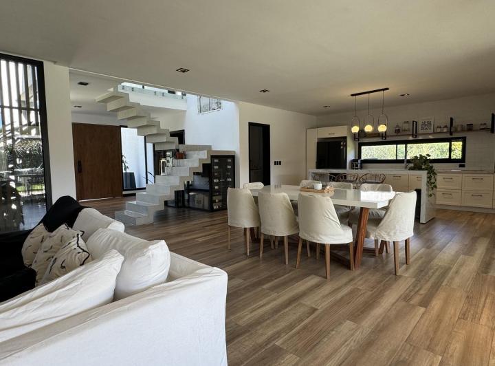 Casa · 274m² · 5 Ambientes · 4 Cocheras