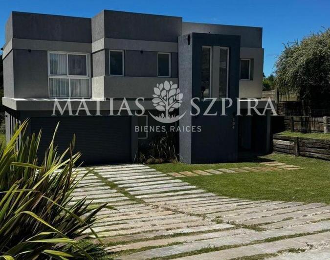 Casa · 230m² · 5 Ambientes · 2 Cocheras