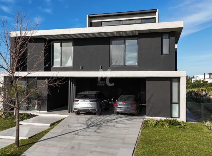 Casa · 544m² · 7 Ambientes · 2 Cocheras