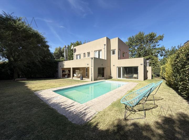 Casa · 244m² · 6 Ambientes · 2 Cocheras