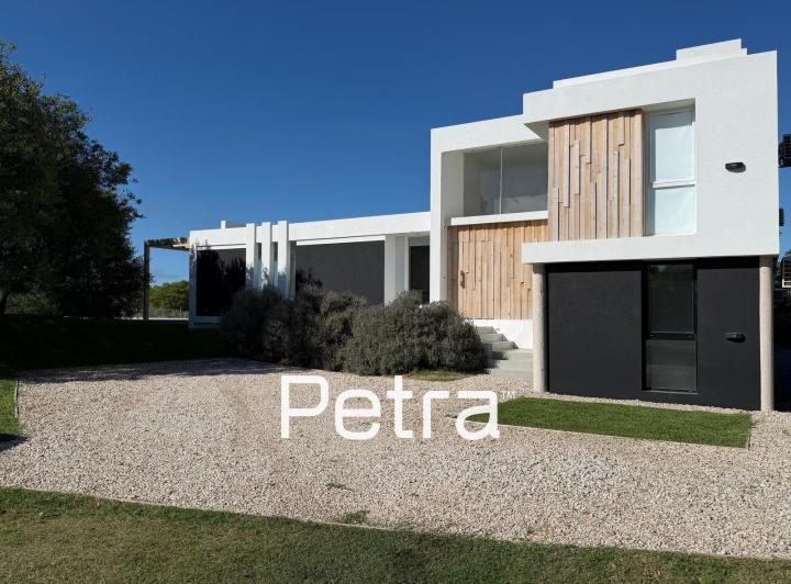 Casa · 220m² · 5 Ambientes · 1 Cochera