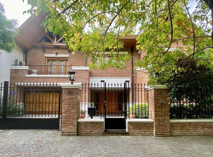 Casa · 561m² · 9 Ambientes · 2 Cocheras