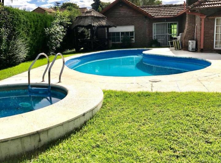 Casa · 180m² · 5 Ambientes · 3 Cocheras
