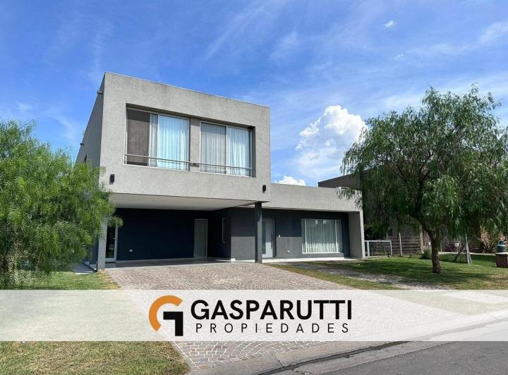 Casa · 200m² · 4 Ambientes · 6 Cocheras