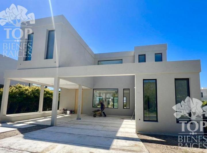 Casa · 200m² · 6 Ambientes · 2 Cocheras