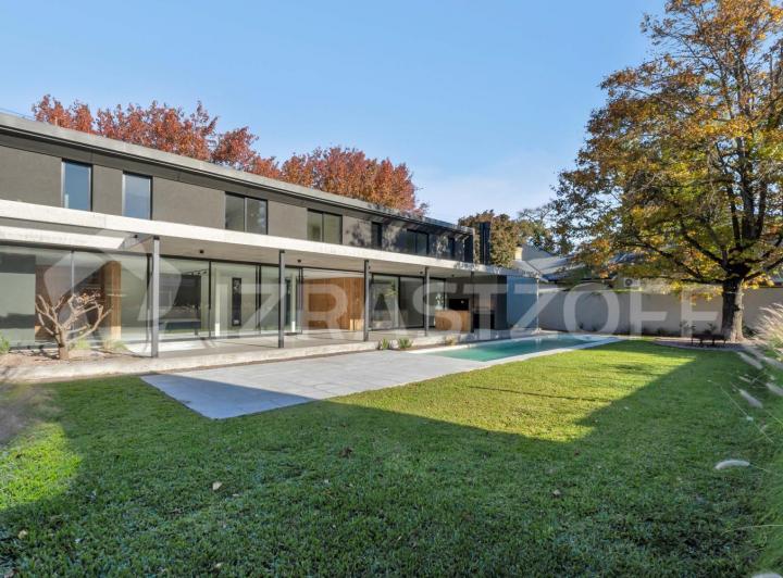 Casa · 270m² · 5 Ambientes · 2 Cocheras