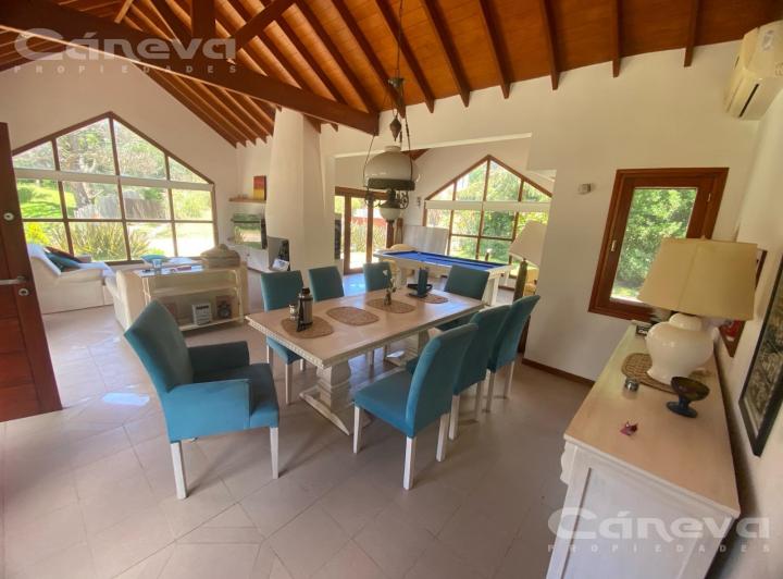 Casa · 300m² · 7 Ambientes · 2 Cocheras