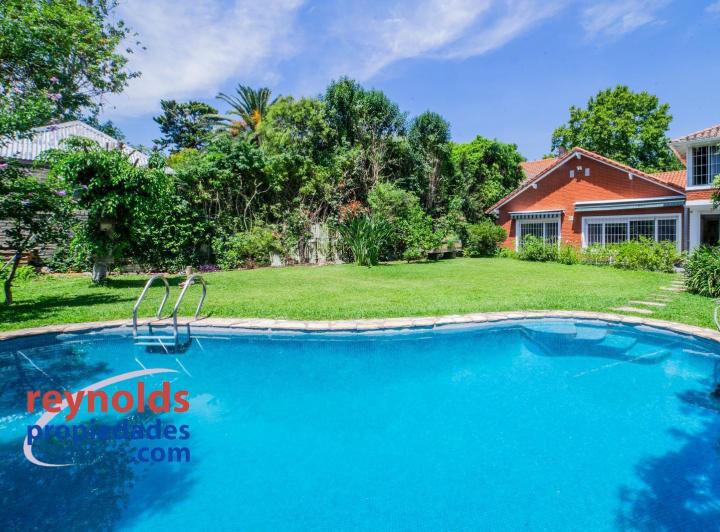Casa · 245m² · 4 Dormitorios · 1 Cochera