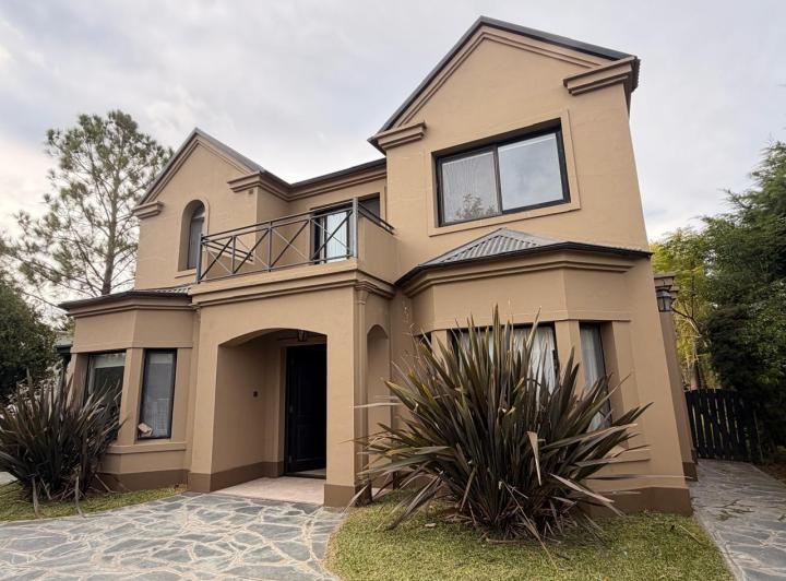 Casa · 225m² · 5 Ambientes · 1 Cochera