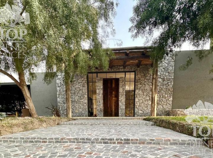 Casa · 160m² · 5 Ambientes · 2 Cocheras