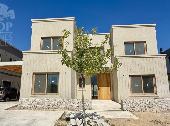 Casa · 257m² · 6 Ambientes · 2 Cocheras